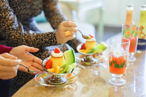 東京プリンスホテルから「泊まれる純喫茶」が登場　グラスウェアブランド「アデリアレトロ」とコラボ