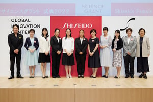 資生堂が女性研究者サイエンスグラントの受賞者を決定　鈴木常務が「リーダーになってほしい」と挨拶