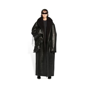 バレンシアガ、キノコ由来の素材によるコートを発売　ブラック1色を展開