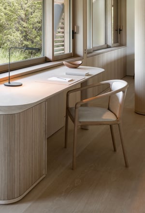 カリモク家具が英建築家ノーマン・フォスターとコラボ　展覧会で新作を公開