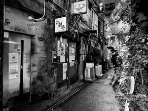 歌舞伎町・新宿ゴールデン街の”今”を切り撮る　「オープンブック」店主と夜の街を巡る