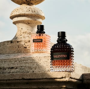 「ヴァレンティノ ビューティ」の人気フレグランスからローマの夕暮れを表現した香りが登場