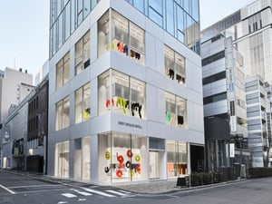 「イッセイ ミヤケ」4フロアからなる新店舗が銀座に、既存店舗は展示空間としてオープン