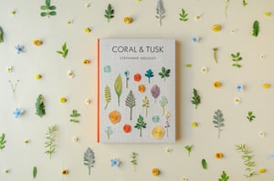 米刺繍ブランド「コーラル・アンド・ タスク」初の書籍が発売、ガーデン柄を刺繍した表紙を採用