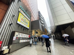 新宿ミロード「モザイク通り」雨の中で営業最終日　あすから通行不可に