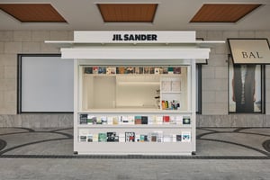 「ジル サンダー キオスク」がオープン、ルーシー＆ルーク・メイヤーが愛用する文房具などを展開