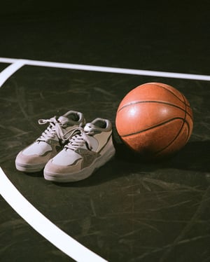 N. ハリウッドとコンバースがコラボシューズ発売、「米軍基地内の架空のバスケチーム」がテーマ