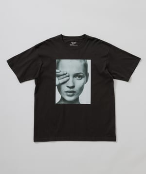 デイビッド・シムズによるケイト・モスのプリントTシャツ、ビオトープが発売