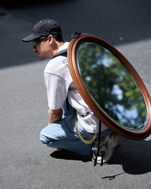 ヒダカが「鏡バックパック」発表　2024年春夏コレクションで