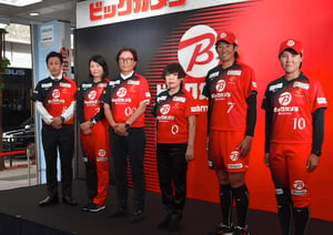 コシノジュンコが「ビックカメラ女子ソフトボール高崎」の新ユニフォームをデザイン
