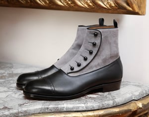探検ファクトリーで大塚製靴を特集　150周年アニバーサリーモデルのシューズを紹介