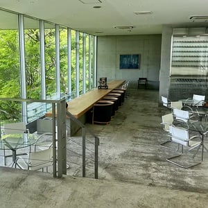 標高350mの全面ガラス張りカフェ「茶房わらび野」を紹介