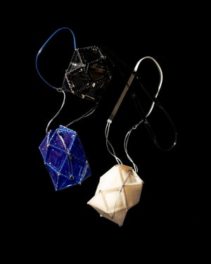【編集部の服欲メモ】唯一無二の構築的なデザイン、「ゴジュウニ バイ ヒカルマツムラ」のバッグ