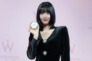 TWICE MOMOが韓国発コスメ「ウォンジョンヨ」発表会に登場　必ず携帯するお気に入りアイテムは？