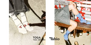 トーガがタビオとのコラボソックス新作を発売　手書き風のブランドロゴをデザイン