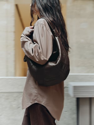 「ルメール」がクロワッサンシリーズの新作バッグを発売、フェミニンでテーパードされた三日月型シルエット