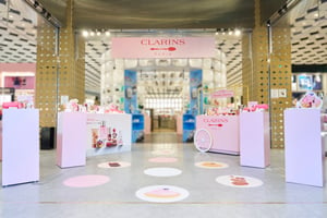 「クラランス」が春コスメのポップアップを原宿の@cosme TOKYOで開催　世界最速・独占先行販売
