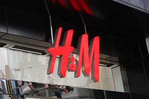 H&Mのキャンペーンが「子どもを性的虐待」と物議、広告を削除し謝罪