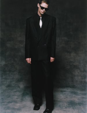吉川晃司着用モデルをベースに製作、ジョン ローレンス サリバンがルネッタ・バダとのコラボアイウェアを発売