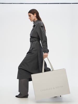 「チャールズ＆キース」グローバル旗艦店が渋谷に、新しいブランドエンブレムを施したバッグを限定で先行販売