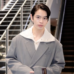 楽天ファッションウィーク2024秋冬、俳優の鈴木康介が「SOSHIOTSUKI」のショーをウォッチ