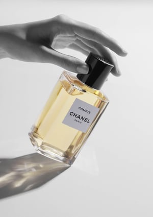 シャネル「レ ゼクスクルジフ」にインテンス フローラルの新作香水が登場　1932年発表のネックレスから着想