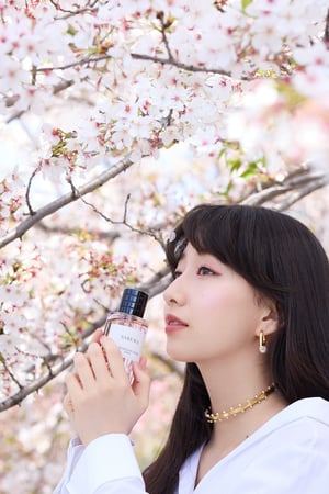 Cocomi、春の京都でメゾン クリスチャン ディオールが奏でる詩的なサクラの香りと出合う