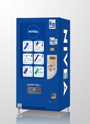 「ニベア」の“自販機”が登場　東京駅の改札内に設置