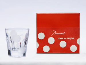 バカラ×コム デ ギャルソン、水玉とロゴを施した限定グラスが発売