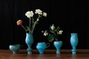 陶芸家 鈴木麻起子の個展がサロン アダム エ ロペで開催　「花と暮らす」をテーマに新作グラスなどを発売