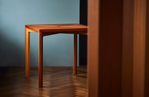 デンマーク家具デザイナー ポール・ケアホルムの木製テーブル「PK70」が復刻、数量限定で販売