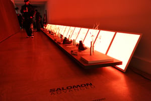 「サロモン」が新たなショールームをパリ・マレ地区にオープン　気鋭シンガーのアマ・ルーがライブで祝う