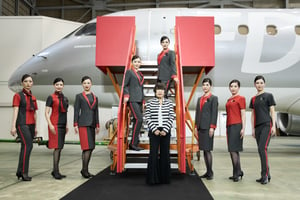 コシノジュンコがFDA客室乗務員の制服をデザイン、国内エアライン初のスカーフを採用