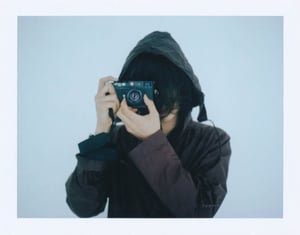 写真家の嶌村吉祥丸が渋谷パルコで個展開催　初の写真集発売を記念して