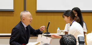 「人の夢は実現できる」ファストリ柳井会長が学生にエール　アジア女子大と東大の教育交流プログラムの一環として