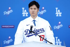 大谷翔平選手の妻 真美子夫人着用のデニムジャケットがSNSで話題に、フロントに大きく「OHTANI」の文字