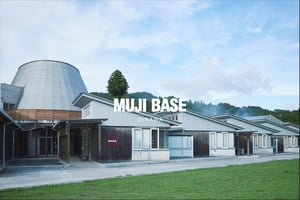 良品計画が体験型宿泊施設「MUJI BASE OIKAWA」をオープン　廃校の小学校をリノベーション