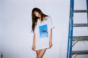 アニエスベーが写真家 小浪次郎の作品をプリントしたTシャツを発売