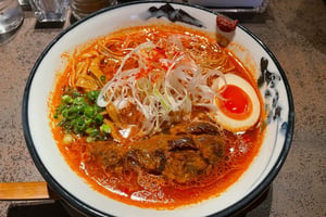 【編集部のリアルランチ】薬膳ラーメン 辛紅 原宿、老舗カレー屋「ONDEN」跡地に誕生