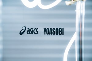 アシックス スポーツスタイルがYOASOBIとコラボ　シューズの発売を予告