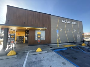 LAのマクドナルドがテイクアウトに特化した新店舗をオープン　宅配用ロッカーも