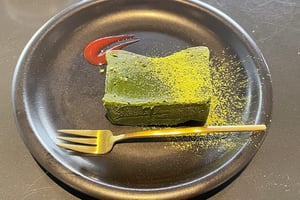 原宿の“無機質カフェ”「SYNdicate cafe 」の濃厚抹茶スイーツを紹介