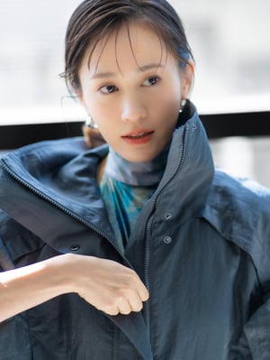 前田敦子が着こなす「H＆M Studio」　大胆なディテールが引き立てるスマートでエレガントな女性像