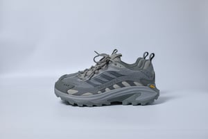 メレルがスノーピークと初コラボ　“焚き火の灰”から着想を得たシューズ発売