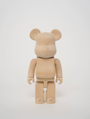 青森ヒバの無垢材でカリモクが成形　メディコムトイが香りを楽しめるベアブリック発売