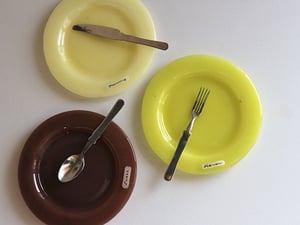 ポップで個性的なデザイン、5人のうつわ作家の作品を紹介