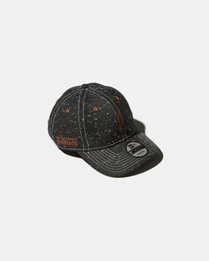 キコ・コスタディノフがニューエラとのコラボアイテムを日本限定で発売