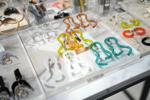 飲食店経営からアクリルアクセサリーの世界へ　シラタキカク、廃業寸前の町工場を再生