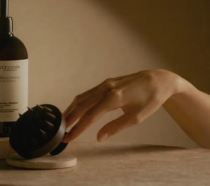 ロクシタンが新作スカルプブラシを数量限定販売　インバス・アウトバス両方で使用可能