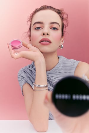 「ボビイ ブラウン」がリップ＆チークに使えるマルチアイテムを発売　ソフトマットで自然な血色感に